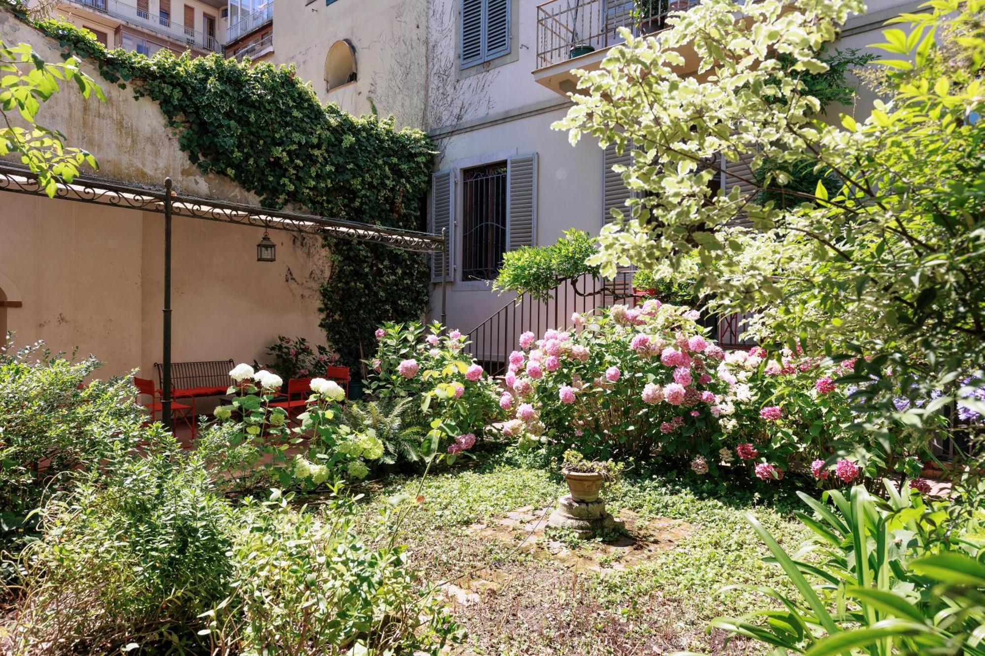 Florence Huge Apartment With Private Garden ภายนอก รูปภาพ